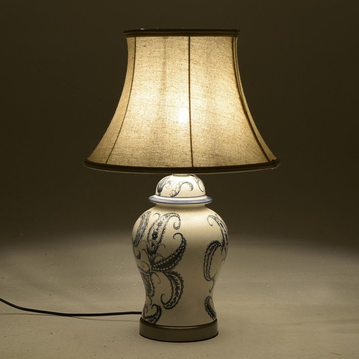 Лампа настольная бежевого цвета - купить Настольные лампы по цене 14640.0