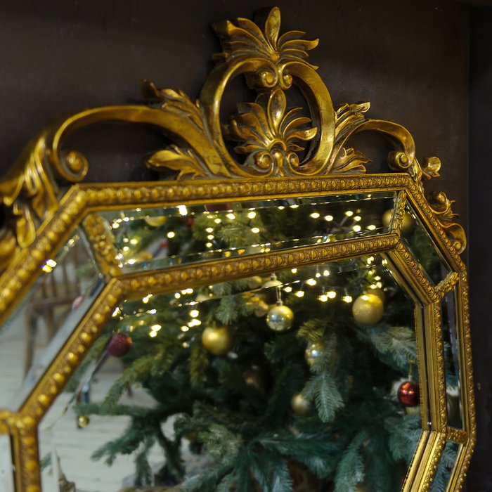 Настенное зеркало Доротея с двухъярусной рамой золотистого цвета - лучшие Настенные зеркала в INMYROOM