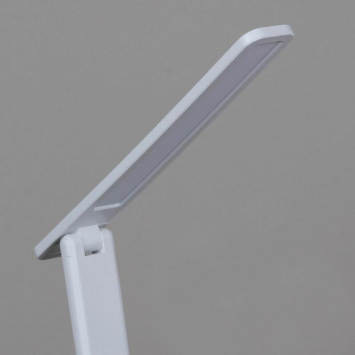Настольная лампа 00869-0.7-01 white (пластик, цвет белый) - купить Рабочие лампы по цене 1150.0