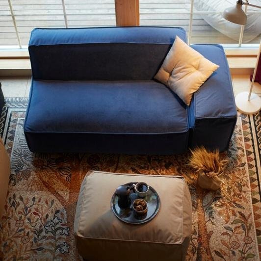 Диван Yolande с подлокотником-пуфом синего цвета - лучшие Бескаркасная мебель в INMYROOM