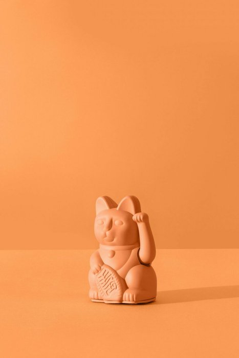 Декоративная фигурка-статуэтка Lucky Cat Mini персикового цвета  - лучшие Фигуры и статуэтки в INMYROOM