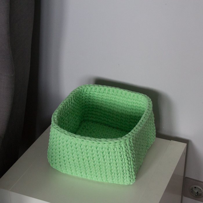 Вязаная корзина квадратная зеленого цвета - купить Плетеные корзины по цене 1390.0