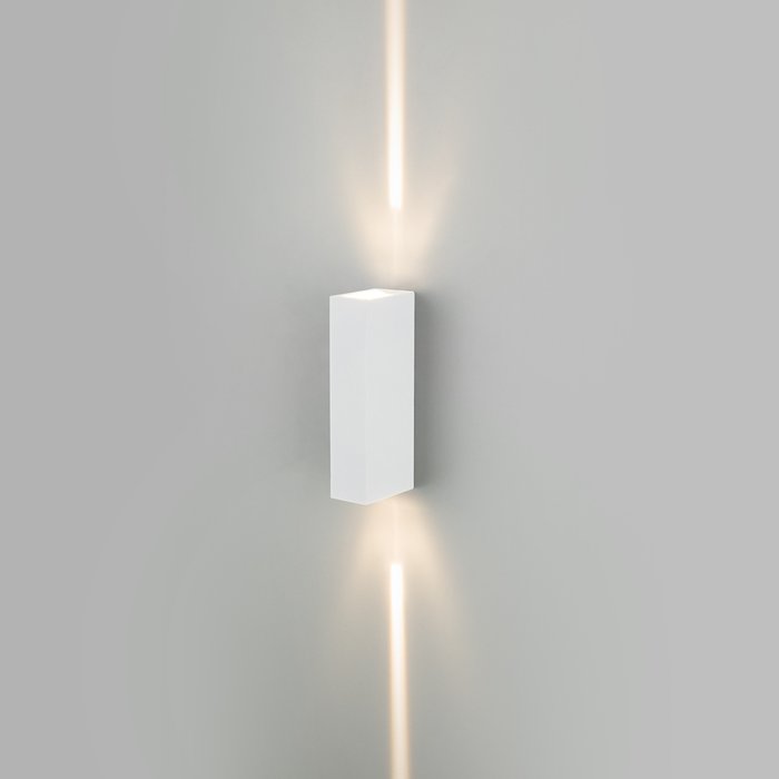 Уличный настенный светодиодный светильник Blaze белого цвета - купить Настенные уличные светильники по цене 3230.0