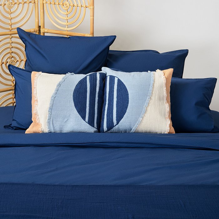 Чехол на подушку с геометрическим принтом и бахромой Ethnic бежево-синего цвета - купить Чехлы для подушек по цене 2690.0