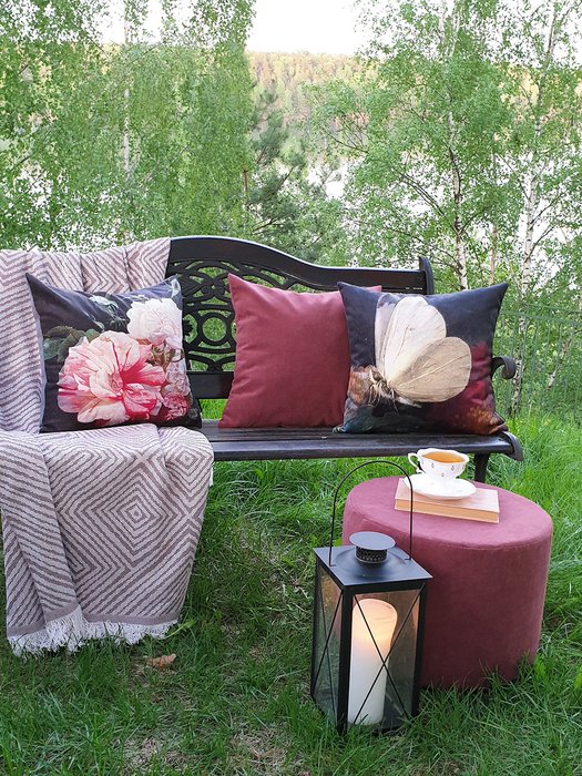 Декоративная подушка Ultra Marsala бордового цвета - лучшие Декоративные подушки в INMYROOM