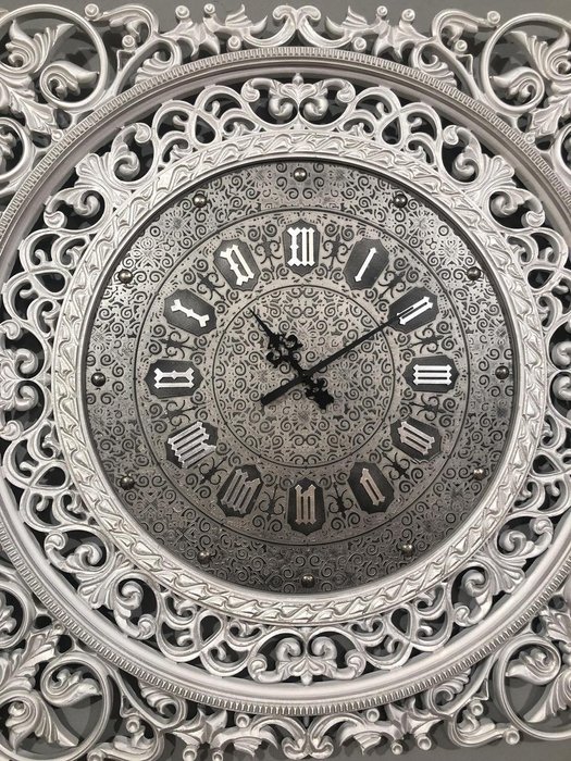 Настенные часы Viktor бело-серебряного цвета - лучшие Часы в INMYROOM