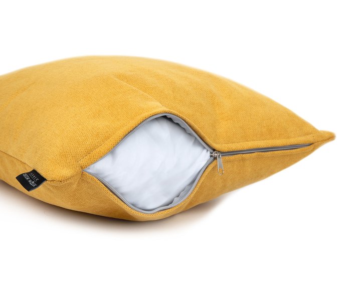 Декоративная подушка Antonio 45х45 желтого цвета - лучшие Декоративные подушки в INMYROOM