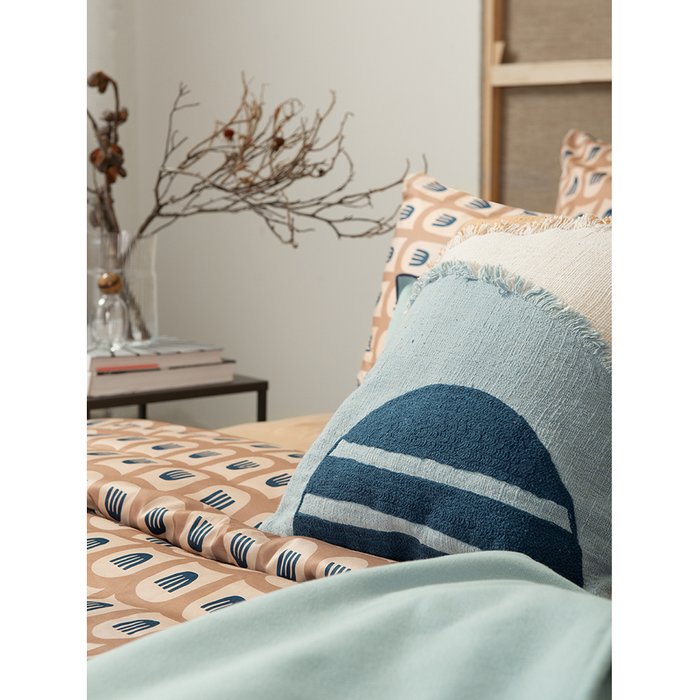 Чехол на подушку с геометрическим принтом и бахромой Ethnic бежево-синего цвета - лучшие Чехлы для подушек в INMYROOM