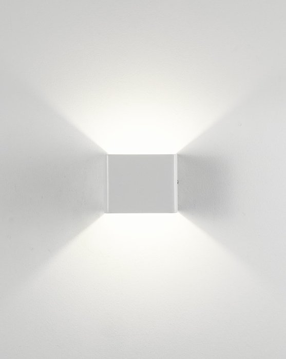 Светодиодный настенный светильник Slim белого цвета - купить Бра и настенные светильники по цене 4190.0