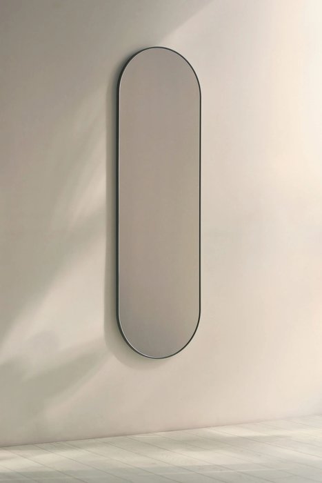 Овальное настенное зеркало Ippo 45х145 в раме черного цвета - лучшие Настенные зеркала в INMYROOM