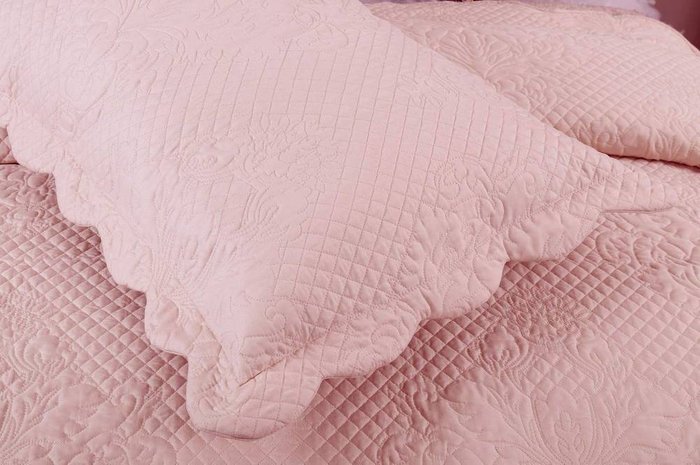 Покрывало с наволочками Барбара 230х250 розового цвета - лучшие Покрывала в INMYROOM
