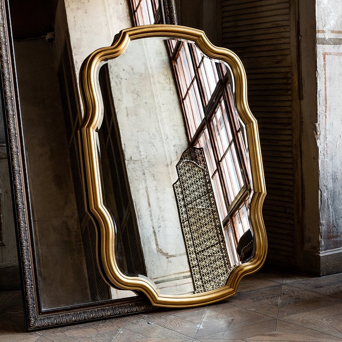 Настенное зеркало Тиль Голд в раме золотого цвета - лучшие Настенные зеркала в INMYROOM