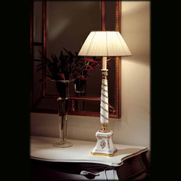 Настольная лампа Casali с абажуром из плотной белой ткани