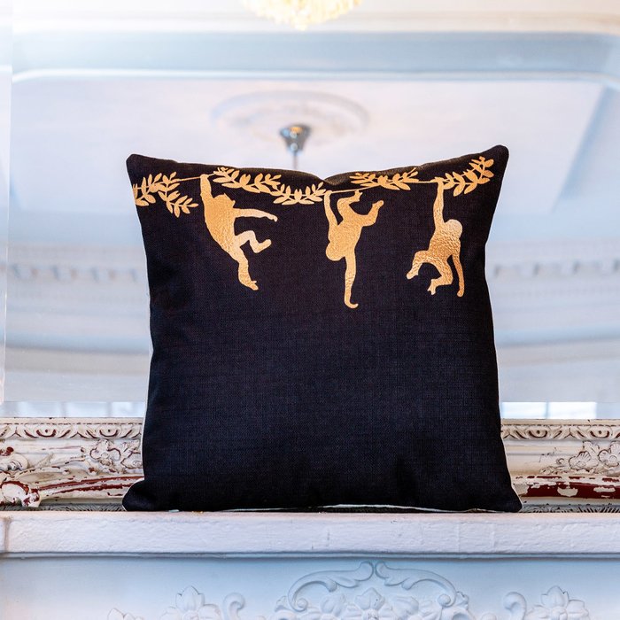Интерьерная подушка Три сестры черного цвета - купить Декоративные подушки по цене 2000.0