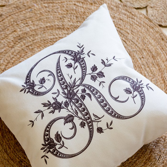 Декоративная подушка Азбука мечты буква R белого цвета - лучшие Декоративные подушки в INMYROOM