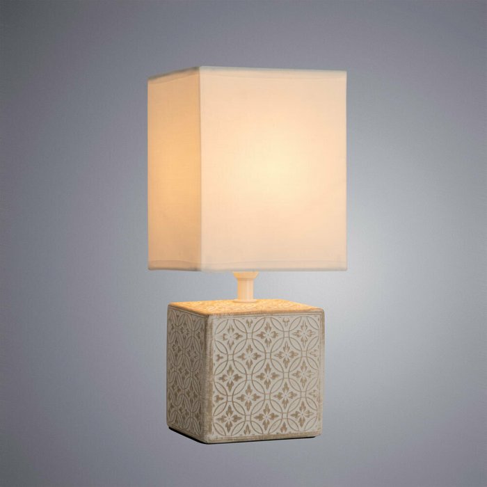 Настольная лампа Fiori с белым абажуром - купить Настольные лампы по цене 1520.0