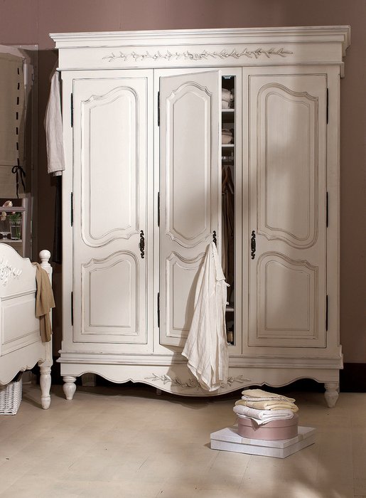 Шкаф платяной трехдверный Марсель белого цвета - лучшие Шкафы распашные в INMYROOM