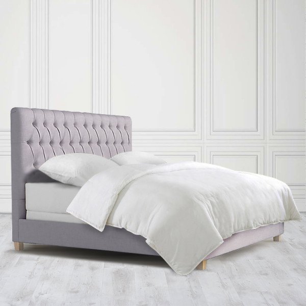 Кровать Raleigh из массива с обивкой серого цвета 180х200