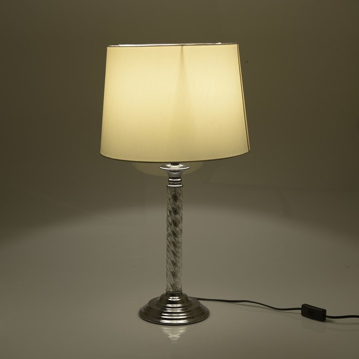 Лампа настольная с белым абажуром - купить Настольные лампы по цене 6620.0