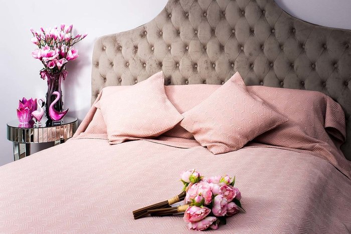 Покрывало на двуспальную кровать розовое "Papillon II" - лучшие Покрывала в INMYROOM