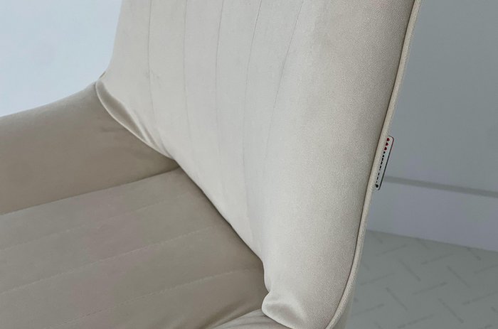 Стул Лари серо-бежевого цвета с белыми ножками - лучшие Обеденные стулья в INMYROOM