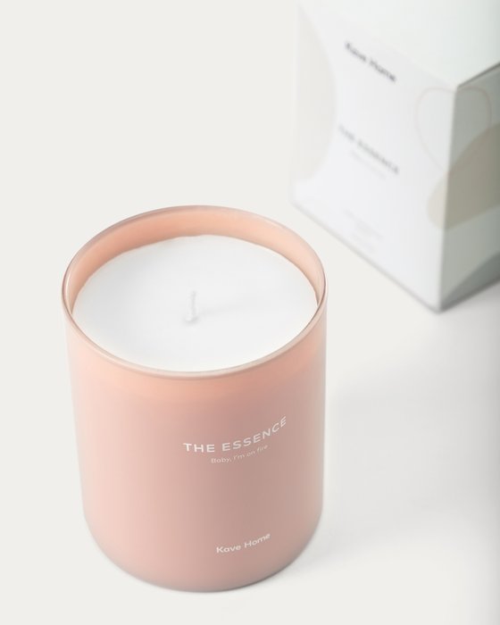 Ароматическая свеча The Essence розово-бежевого цвета - купить Свечи по цене 3890.0