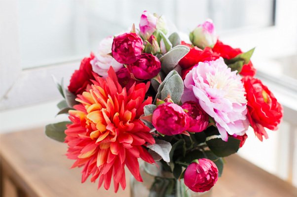 Композиция из искусственных цветов - Алые ранункулюсы, пионы, садовые розы - лучшие Декоративные цветы в INMYROOM