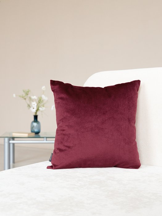 Декоративная подушка Bingo 45х45 бордового цвета - лучшие Декоративные подушки в INMYROOM