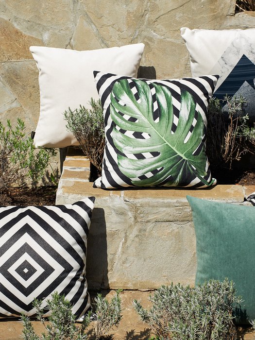 Декоративная подушка Tropic зеленого цвета - купить Декоративные подушки по цене 649.0