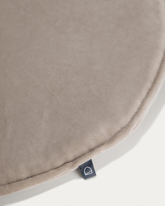 Круглая бархатная подушка на стул Rimca бежево-серого цвета - лучшие Подушки для стульев в INMYROOM