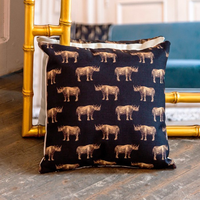 Интерьерная подушка «Группа носорогов в черном» - купить Декоративные подушки по цене 2000.0