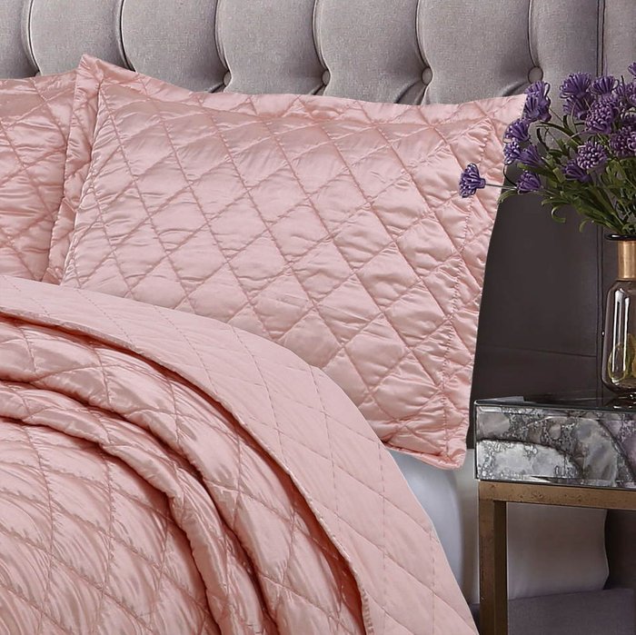 Покрывало с наволочками Паола 240х260 розового цвета - лучшие Покрывала в INMYROOM