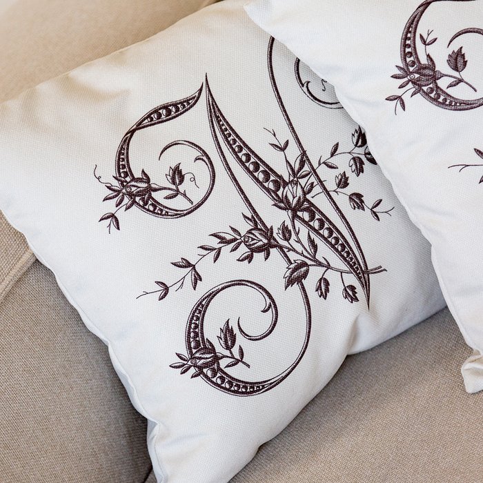 Декоративная подушка Азбука мечты буква N белого цвета - лучшие Декоративные подушки в INMYROOM