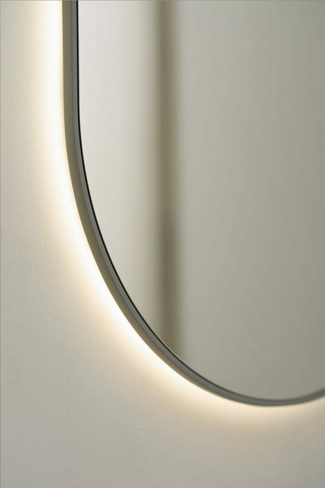 Овальное настенное зеркало Banska с подсветкой в светло-серой раме - лучшие Настенные зеркала в INMYROOM