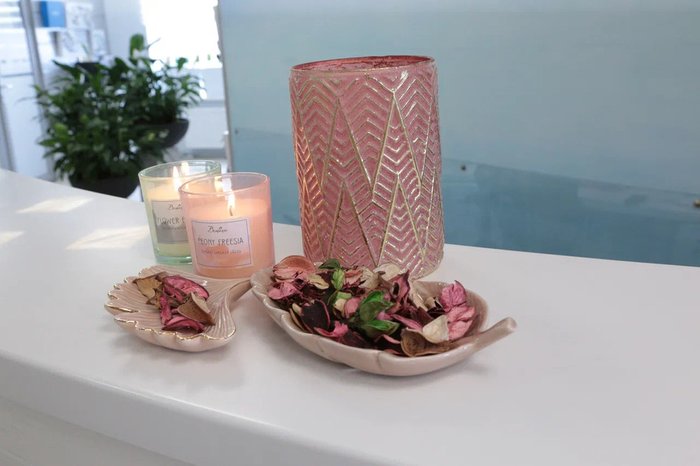 Ароматическая свеча Peony Freesia розового цвета - лучшие Ароматы для дома в INMYROOM