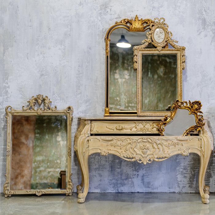Настенное зеркало Патрис Пастораль в золотистой раме - лучшие Настенные зеркала в INMYROOM