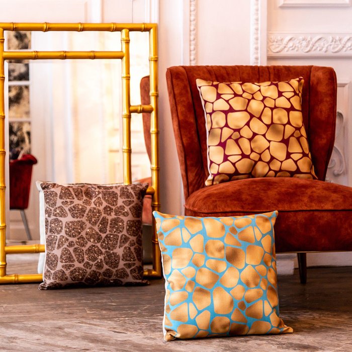 Интерьерная подушка Сахара бежево-золотого цвета - лучшие Декоративные подушки в INMYROOM