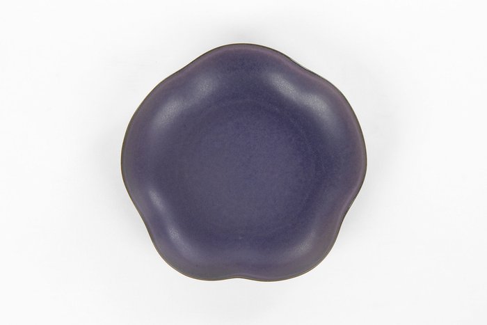 Тарелка из глины Shell фиолетового цвета - купить Тарелки по цене 1100.0
