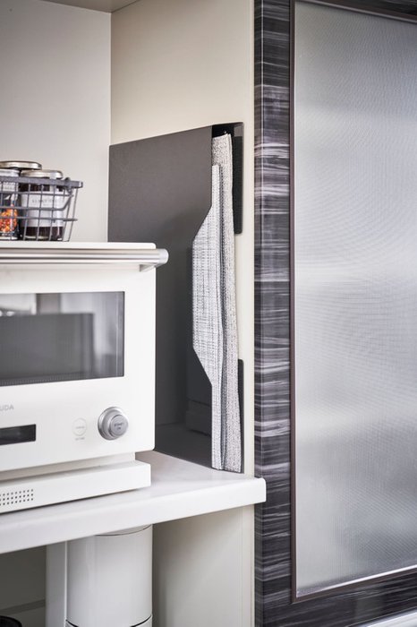 Магнитный кейс для хранения салфеток под приборы Tower черного цвета - лучшие Аксессуары для кухни в INMYROOM