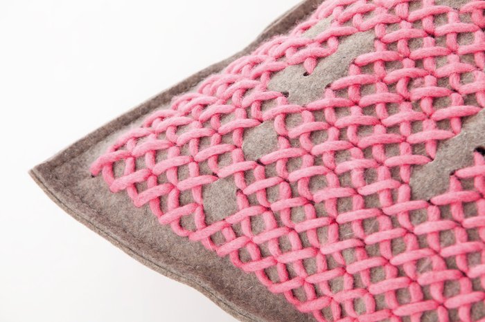 Подушка Gan Medium pink розового цвета - лучшие Декоративные подушки в INMYROOM