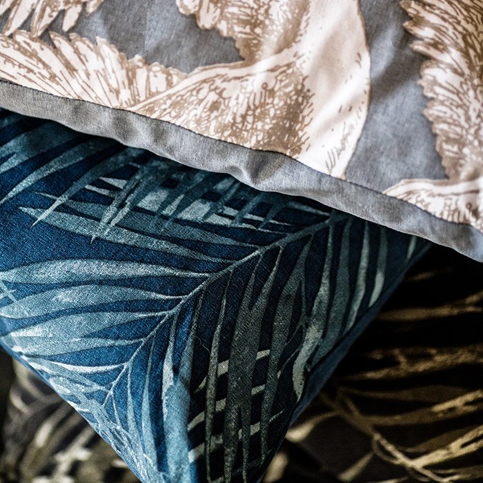 Декоративная подушка Laguna синего цвета - лучшие Декоративные подушки в INMYROOM