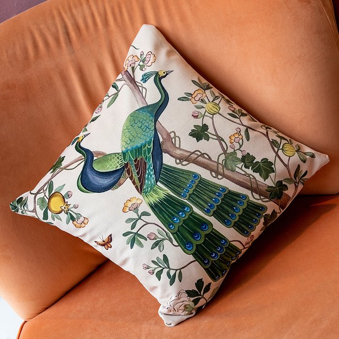 Подушка Индокитайский  павлин бежевого цвета - лучшие Декоративные подушки в INMYROOM