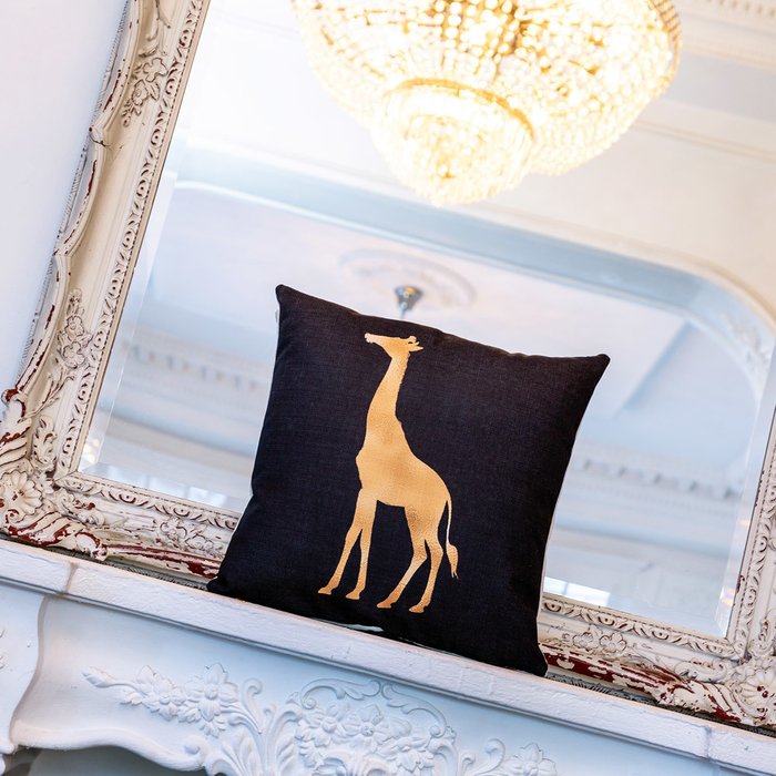 Интерьерная подушка Золотой жираф 45х45 - лучшие Декоративные подушки в INMYROOM