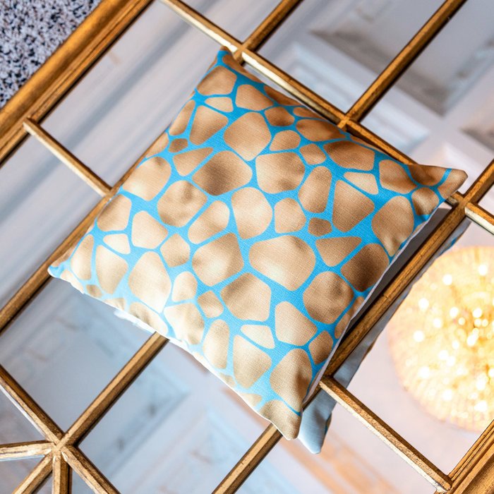 Интерьерная подушка Сахара золото-голубого цвета - купить Декоративные подушки по цене 2000.0