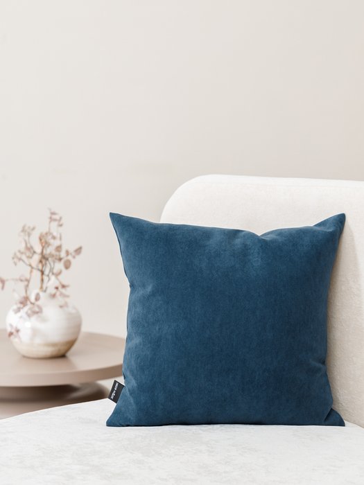 Декоративная подушка Ultra Midnight темно-синего цвета - лучшие Декоративные подушки в INMYROOM