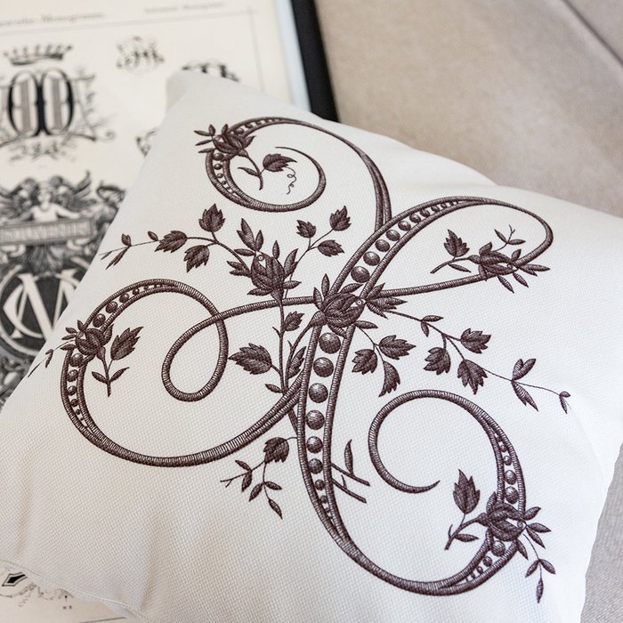 Декоративная подушка Азбука мечты буква X белого цвета - лучшие Декоративные подушки в INMYROOM