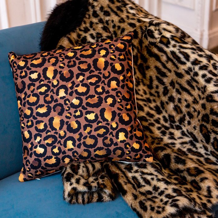 Интерьерная подушка Леопард шоколадного цвета - купить Декоративные подушки по цене 2000.0