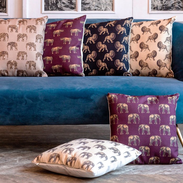 Интерьерная подушка Группа носорогов в бордовом - лучшие Декоративные подушки в INMYROOM