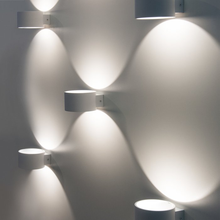 Настенный светодиодный светильник Coneto белого цвета - купить Бра и настенные светильники по цене 2910.0