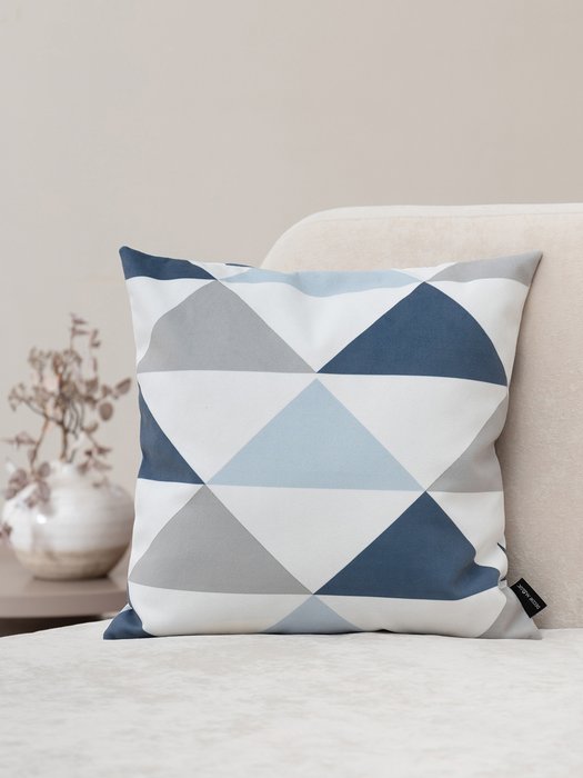 Декоративная подушка Olaf с геометричным принтом - лучшие Декоративные подушки в INMYROOM